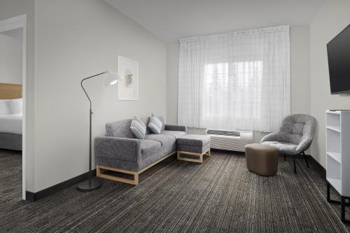 ein Wohnzimmer mit einem Sofa und 2 Stühlen in der Unterkunft TownePlace Suites Sacramento Cal Expo in Sacramento