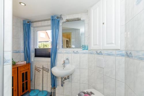 a bathroom with a sink and a mirror at Bungalow Lieschen für 3 Personen und eigener Terrasse in Kühlungsborn
