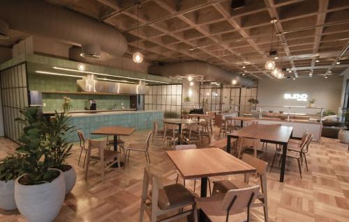 a restaurant with tables and chairs and a counter at Blend Coliving One - 2b in Ribeirão Preto
