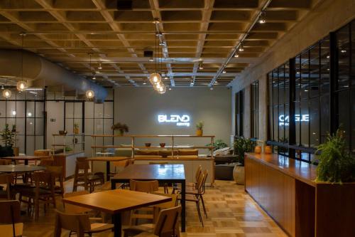 a restaurant with tables and chairs and a sign that reads laaq at Blend Coliving One - 2b in Ribeirão Preto