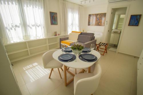 a living room with a white table and chairs at Blend Coliving One - 2b in Ribeirão Preto