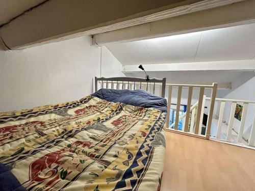 une chambre avec un lit dans une pièce dans l'établissement Sainte-Maxime: Studio Mezzanine 4 Couchages à 50m de la Plage - FR-1-226-547, à Sainte-Maxime