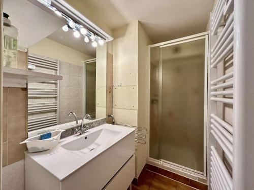 une salle de bain avec un lavabo et une douche dans l'établissement Sainte-Maxime: Studio Mezzanine 4 Couchages à 50m de la Plage - FR-1-226-547, à Sainte-Maxime