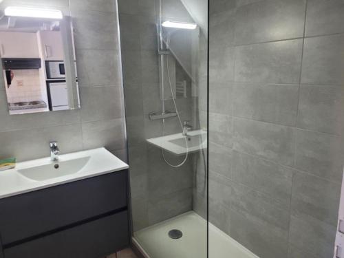 une salle de bain avec douche et lavabo dans l'établissement Appartement T2+Mezzanine 6 pers, Piscine, Parking, à 300m de la Plage - Argelès-sur-Mer - FR-1-388-224, à Argelès-sur-Mer