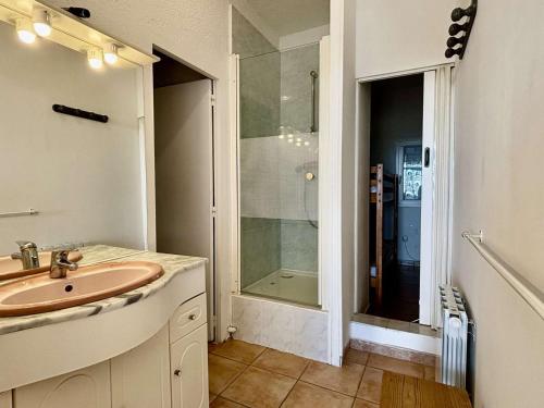 une salle de bain avec un lavabo et une douche dans l'établissement Appartement rénové 2 pièces 4 pers avec jardin privatif - Plage à 2 pas - Port-la-Nouvelle - FR-1-229C-95, à Port-la-Nouvelle