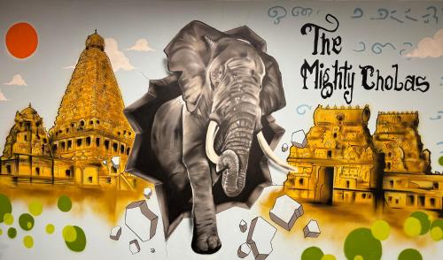 une fresque d'un éléphant devant un bâtiment dans l'établissement ITC Grand Chola, a Luxury Collection Hotel, Chennai, à Chennai