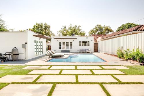 a backyard with a swimming pool and a house at Monthier Melrose PO7H2O0 in Los Angeles