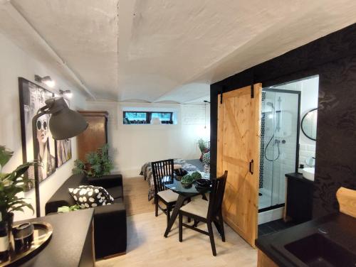 Przytulne studio z parkingiem في كاتوفيسي: غرفة طعام وغرفة معيشة مع طاولة وكراسي
