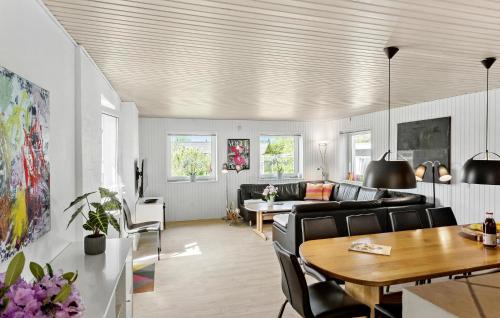 una sala de estar con un sofá y una mesa en 6 Bedroom Awesome Home In Væggerløse, en Bøtø By