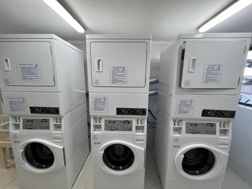 three washing machines in a laundry room with at Departamento Centro de Chillán in Chillán