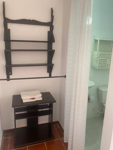 baño con mesa negra y aseo en La Casa de Luzma, en Pueblo Bello