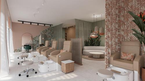 einen Salon mit einem Wartezimmer mit Stühlen und Tischen in der Unterkunft Peter Island Resort in Anderson