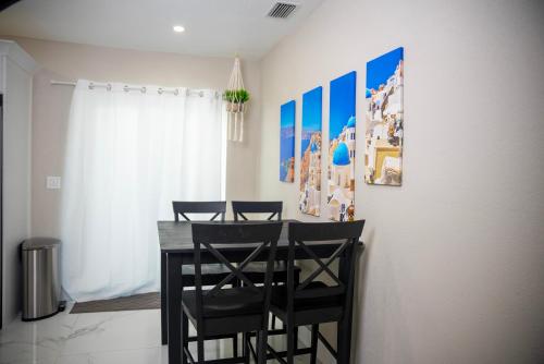 Zona de estar de Stunning Modern Home in Tampa with Pool - Just 5 Minutes from Airport!