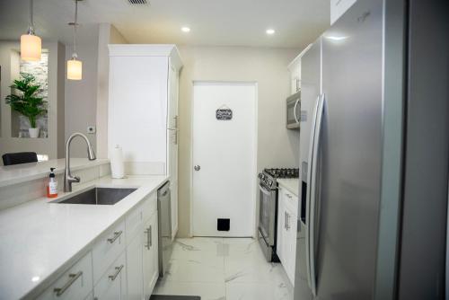Una cocina o zona de cocina en Stunning Modern Home in Tampa with Pool - Just 5 Minutes from Airport!