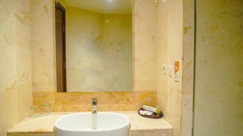 bagno con lavandino e specchio di Lorin Dwangsa Solo Hotel a Solo
