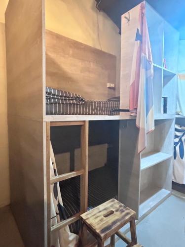 a bunk bed with a bench in a room at 綠島 閱光海背包輕旅 體驗自潛 導潛 船票代訂Readingbackpack in Green Island