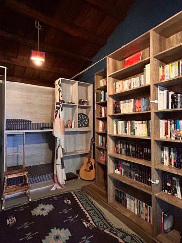 a room with shelves of books and a guitar at 綠島 閱光海背包輕旅 體驗自潛 導潛 船票代訂Readingbackpack in Green Island