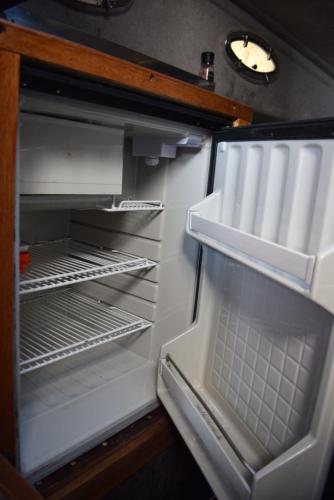 Un refrigerador vacío con la puerta abierta en una cocina. en Stamas Yacht Varna, en Varna