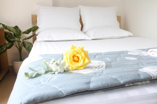 Postel nebo postele na pokoji v ubytování Hotel Nguyen Anh 2