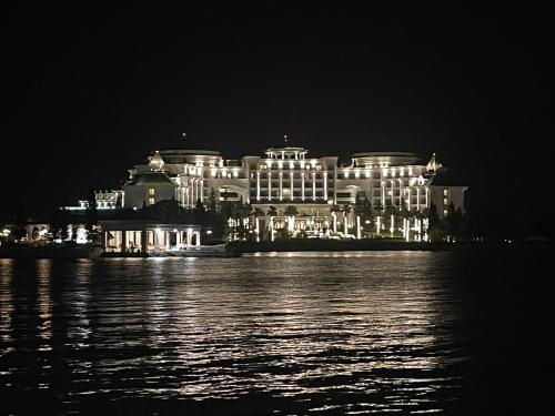 um grande edifício com luzes na água à noite em Hotel Me Kong 2 em Ha Long