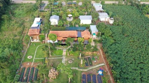 - une vue aérienne sur une maison avec un jardin dans l'établissement Homestay Highland Vân Hòa Phú Yên, à Tuy Hoa