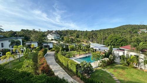 an aerial view of a house with a swimming pool at Naiwok Hills Resort in Haad Pleayleam
