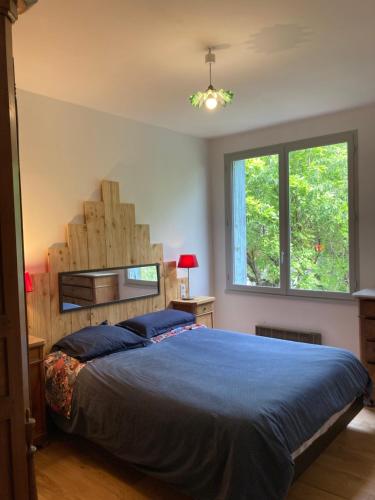 une chambre avec un grand lit et une fenêtre dans l'établissement Villa L Oasis avec piscine, aux Angles (Gard)