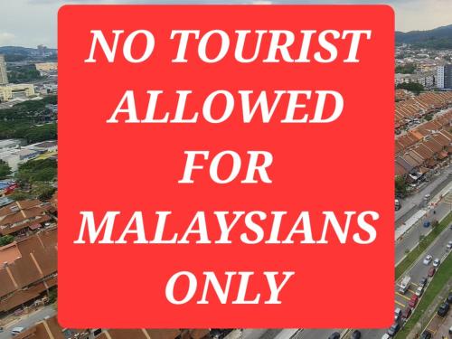 un panneau rouge indiquant qu'aucun touriste n'est autorisé pour les malaysiens uniquement dans l'établissement Comfortable 3 Room for 6pax kepong kl 1 free car park, à Kuala Lumpur