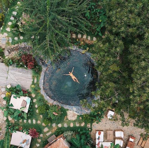 widok na basen z wodą z osobą w obiekcie YAY Sustainable w mieście Guachaca