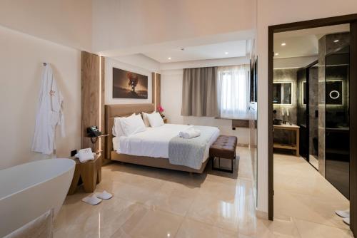 Camera con letto e vasca da bagno di The Wine Hotel a Città di Rodi