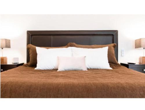 a large bed with two pillows on top of it at ANDARES, MAGNIFICO DEPTO DE LUJO Piso 19 LOBBY 33 in Guadalajara