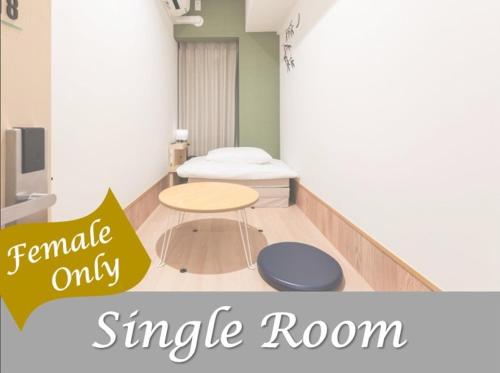 京都市にあるTHE POCKET HOTEL 京都四条烏丸のテーブルとシングルルームが備わる小さな客室です。