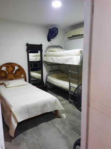 里奥阿查Apartamento Victoria B的一间有三张双层床的房间