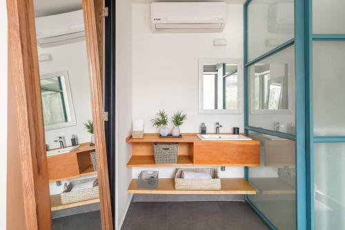 a bathroom with two sinks and a mirror at Deluxe Apartment W Private Terrace Reforma Av in Mexico City