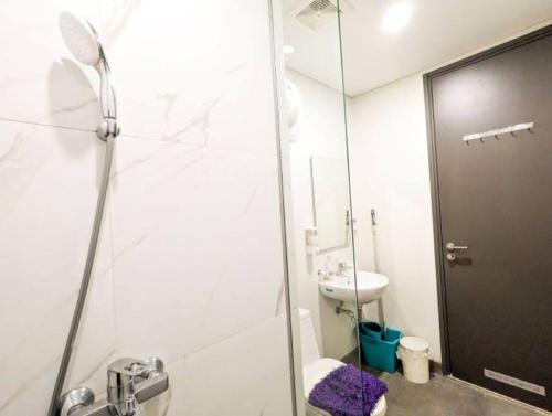Ένα μπάνιο στο Lovina 5-AA at One Residence