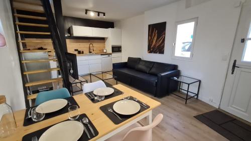 un salon avec une table, des chaises et un canapé dans l'établissement Maison de ville Proche Disneyland Paris, à Montry