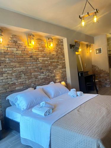 um quarto com uma cama grande e toalhas em Natura Bungalows em Limenas