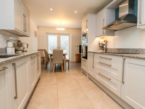 Dapur atau dapur kecil di Low Orchard House