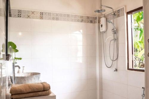 un bagno con doccia e lavandino di Baan Yucca - House In Lamai a Nathon Bay