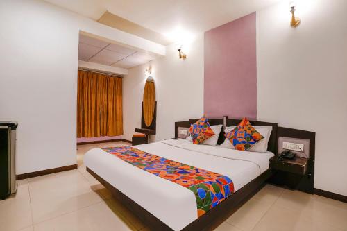 GorwaにあるFabHotel Prime Riddhi Siddhiのベッドルーム1室(大型ベッド1台付)