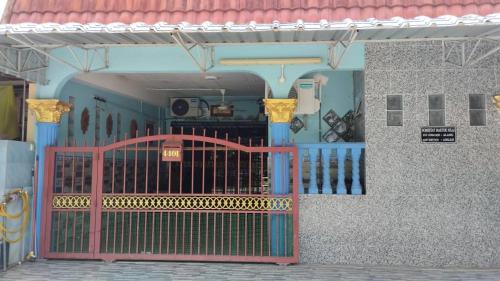 wejście do budynku z czerwoną bramą w obiekcie Maktok's Nilai Homestay w mieście Nilai