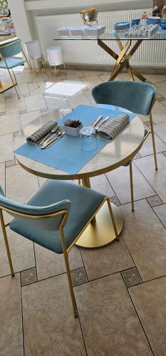 een tafel en 2 stoelen in een kamer bij Hotel Eden in Toscolano Maderno