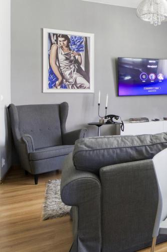 Nr 1 EUROPA22 CENTRUM Apartment OLD TOWN Warsaw STARE MIASTO Historyczna kamienica umiejscowiona w zabytkowej części Warszawy Obok parku multimedialnego i barbakanu PARKING 24h Śniadanie opcjonaln Breakfast optional Check in from 14 pm PARTER ground floor