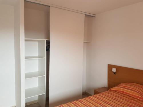 - une chambre avec un lit et un placard blanc dans l'établissement Villa del Sol, au Barcarès