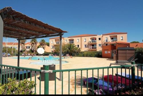 une vue d'une piscine dans un complexe hôtelier dans l'établissement Villa del Sol, au Barcarès