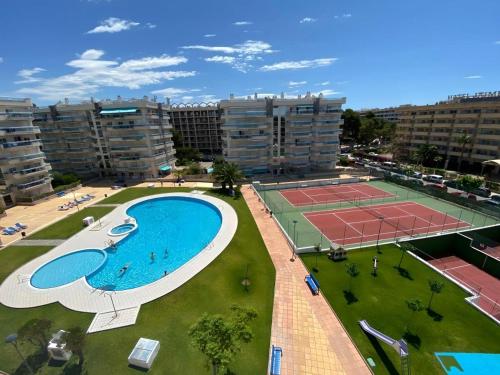 En el centro de Salou, Playa , Pádel , tenis y piscina, complejo LARIMAR