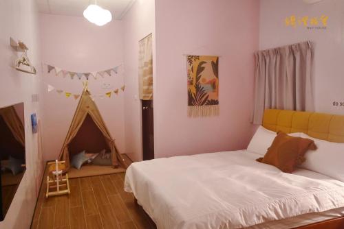 a bedroom with a bed and a tent in it at 寮寓x綺澄 in Xiaoliuqiu