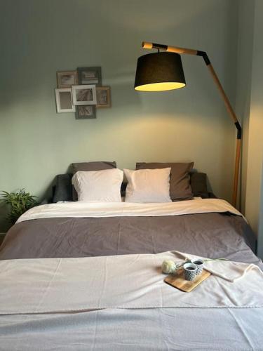 un lit avec une lampe et un plateau dessus dans l'établissement Charming Studio with Terrace, à Nice