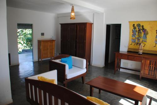 a living room with a couch and a table at Villa Erica giardino in Androadroatra