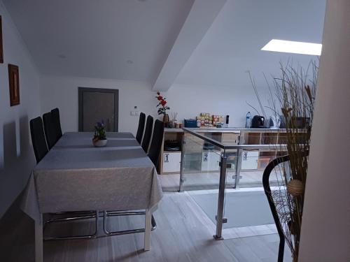 a dining room with a table and chairs and a kitchen at Sunny Room - Sofia's Happy House - Almodôvar Ourique Room 2 in Aldeia dos Fernandes